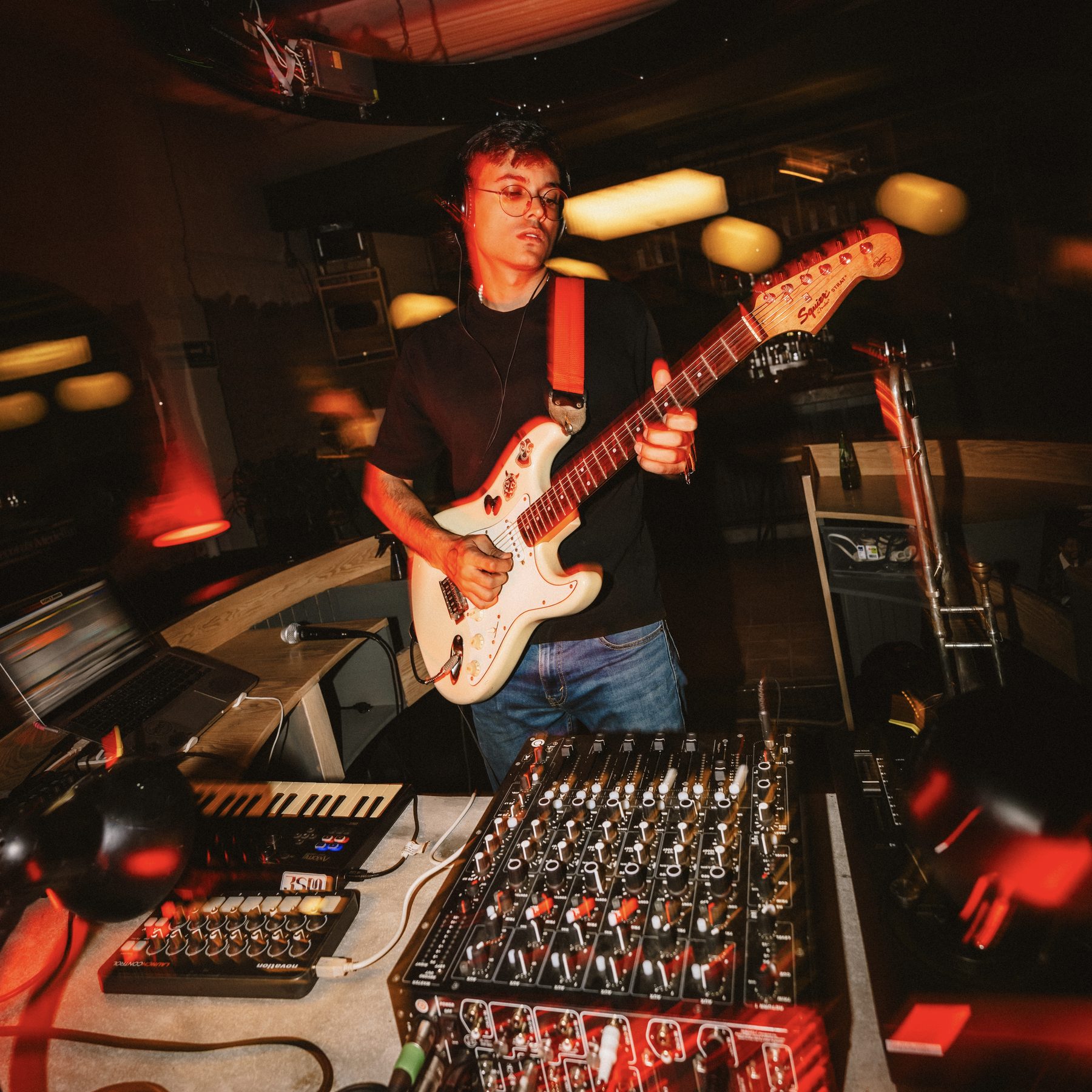 ION tocando guitarra en set híbrido