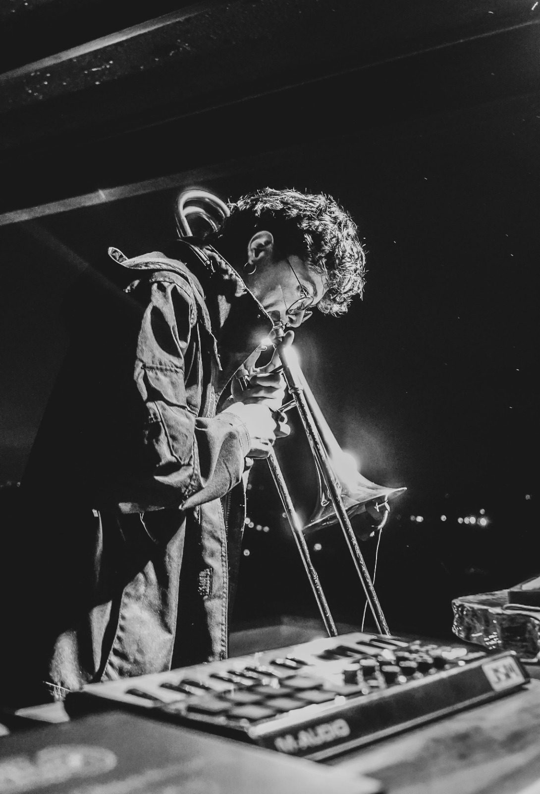ION tocando trombón en vivo sobre la ciudad