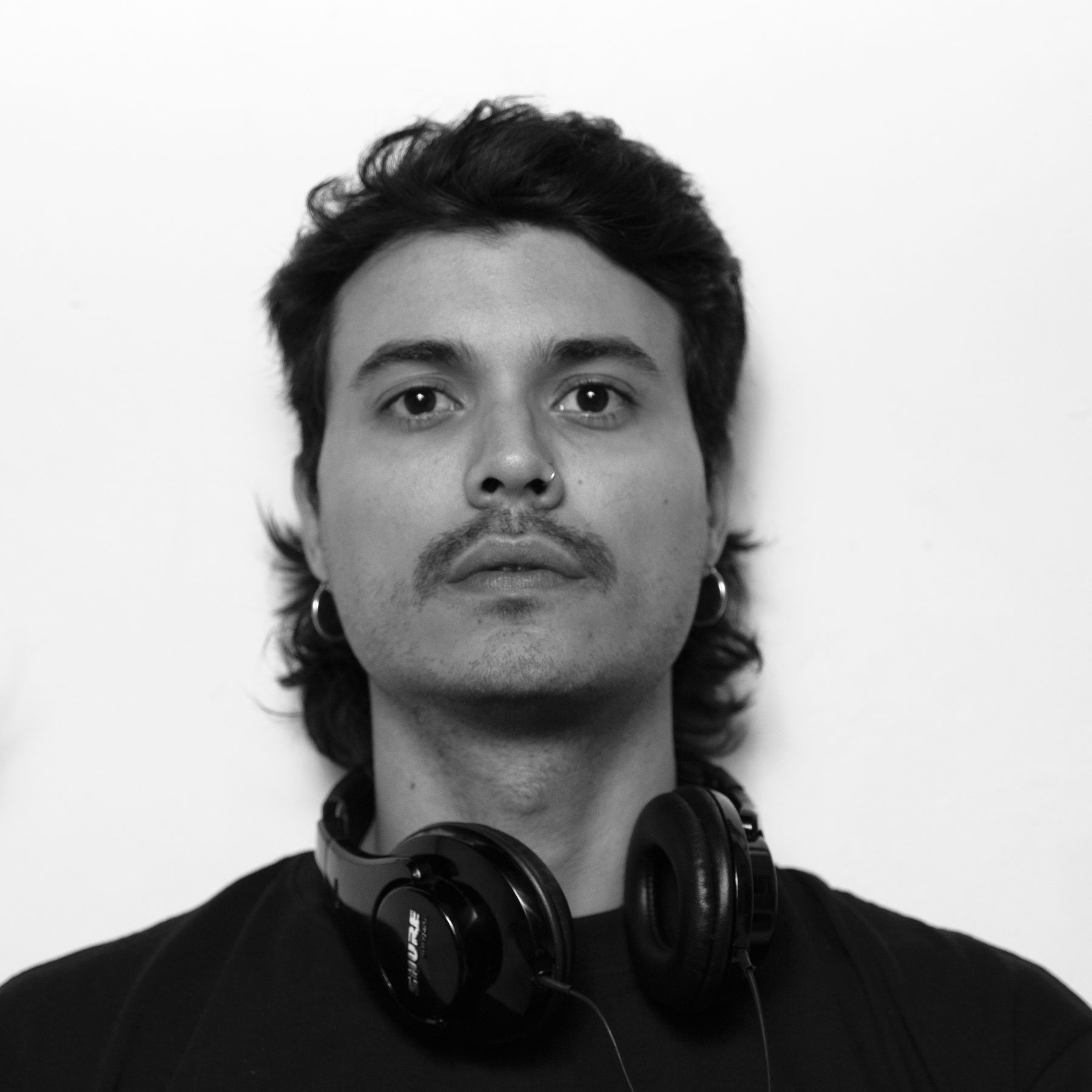 Retrato de ION con audífonos alrededor del cuello